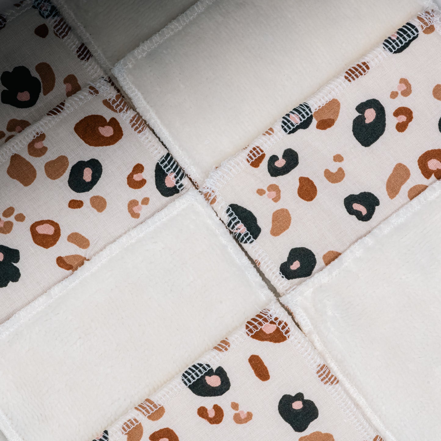 Pack de 8 lingettes démaquillantes avec petit panier réversible coloris Léopard