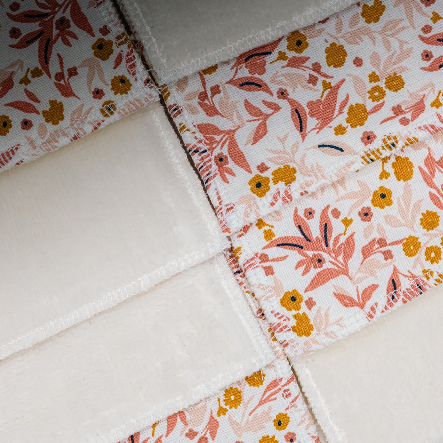 Pack de 8 lingettes démaquillantes avec petit panier réversible coloris Fleuri