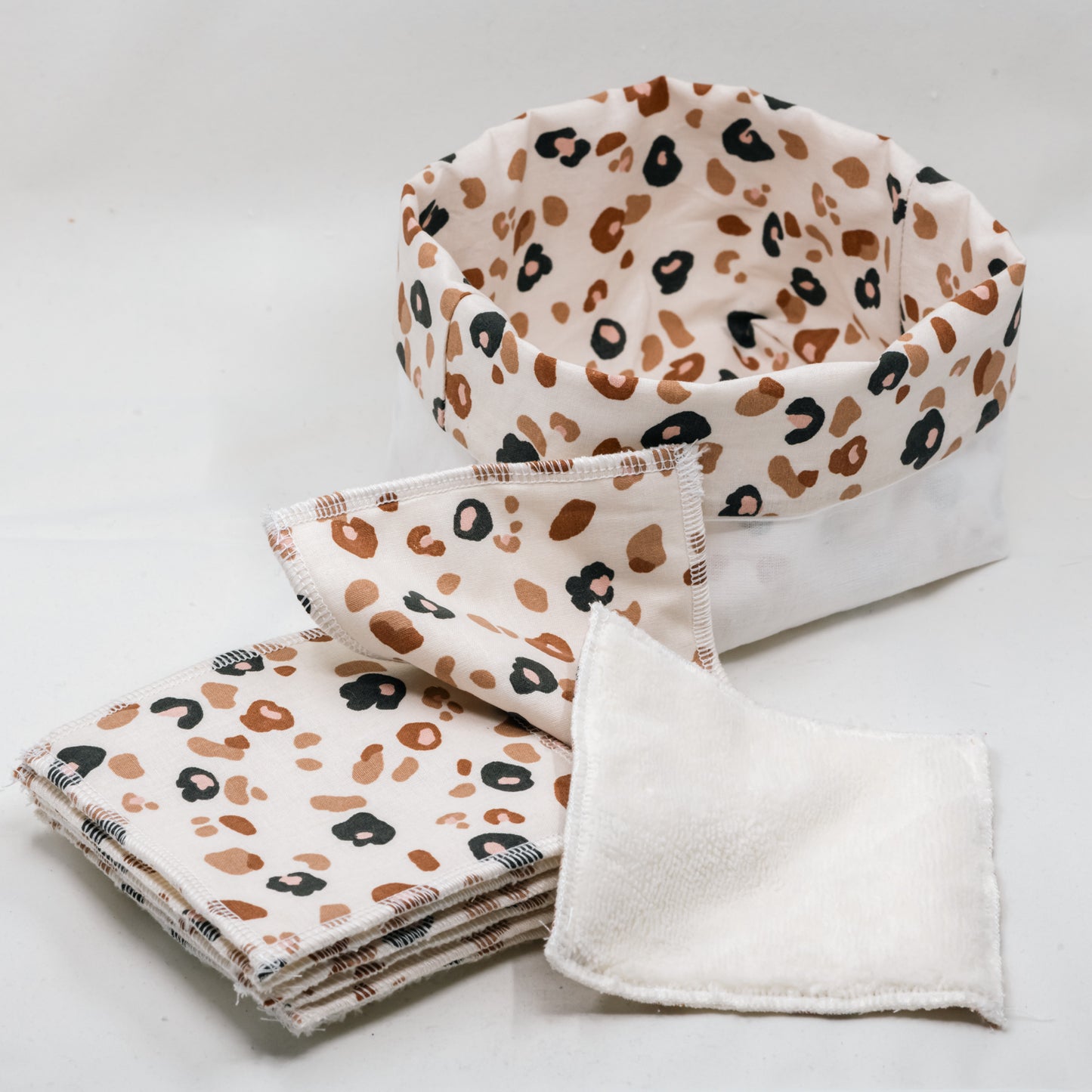 Pack de 8 lingettes démaquillantes avec petit panier réversible coloris Léopard