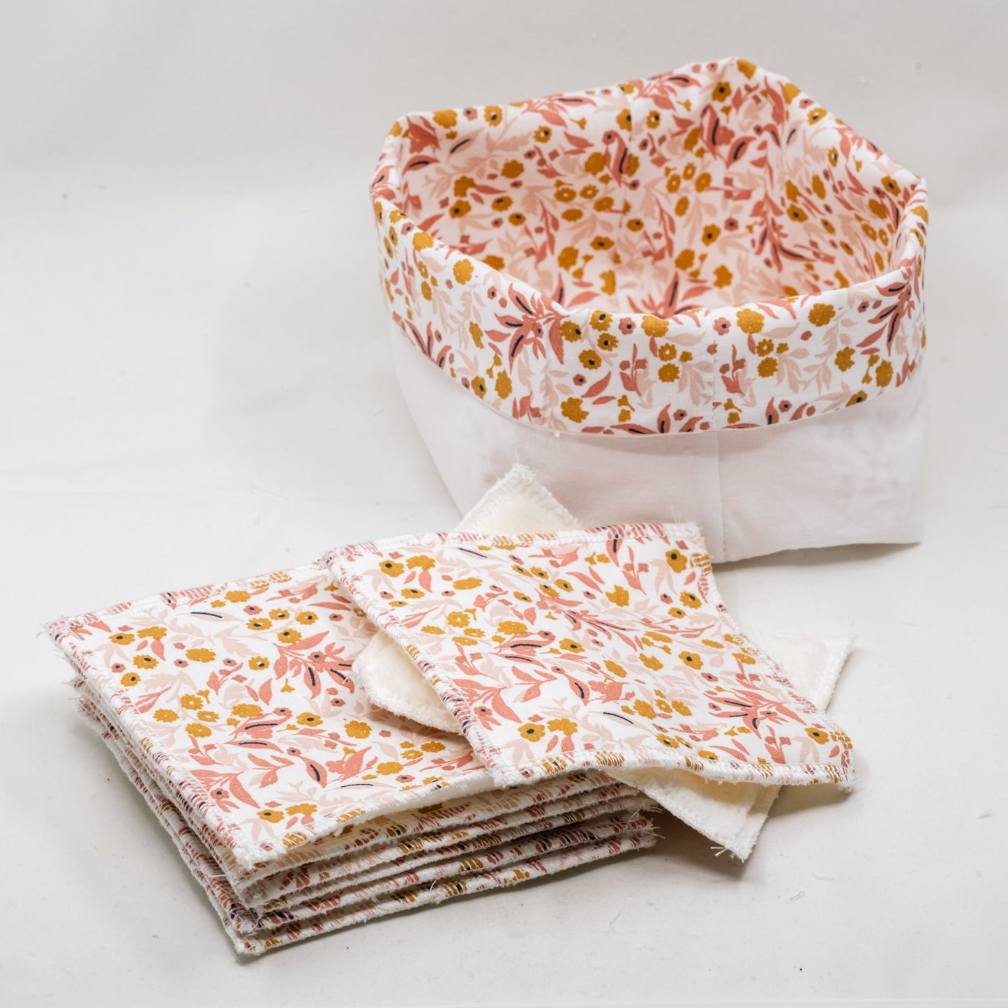 Pack de 8 lingettes démaquillantes avec petit panier réversible coloris Fleuri