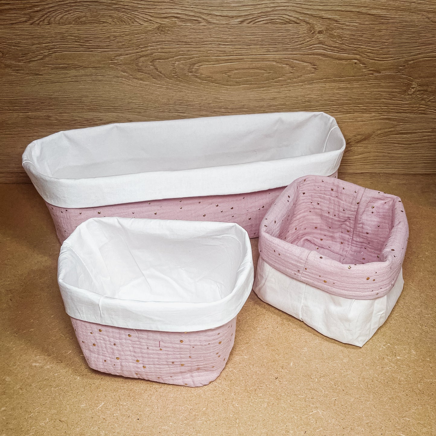 Lot n° 2 - Panier de rangement couches à pois rose